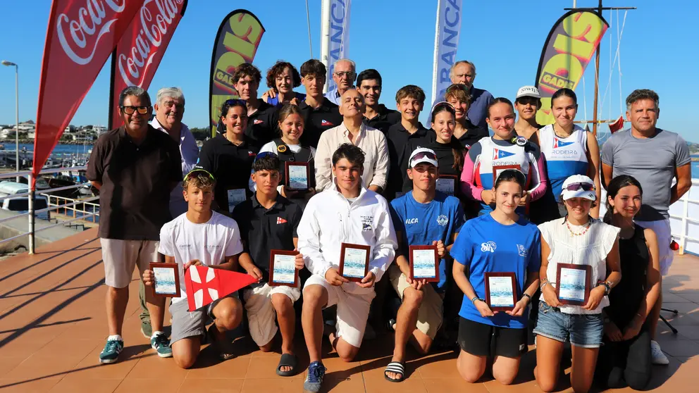 Regatistas y participantes posan tras la entrega de premios del Open de Espa&ntilde;a de ILCA, que dej&oacute; al Real Club N&aacute;utico de La Coru&ntilde;a al frente del medallero con cinco metales. MOEBIUS.