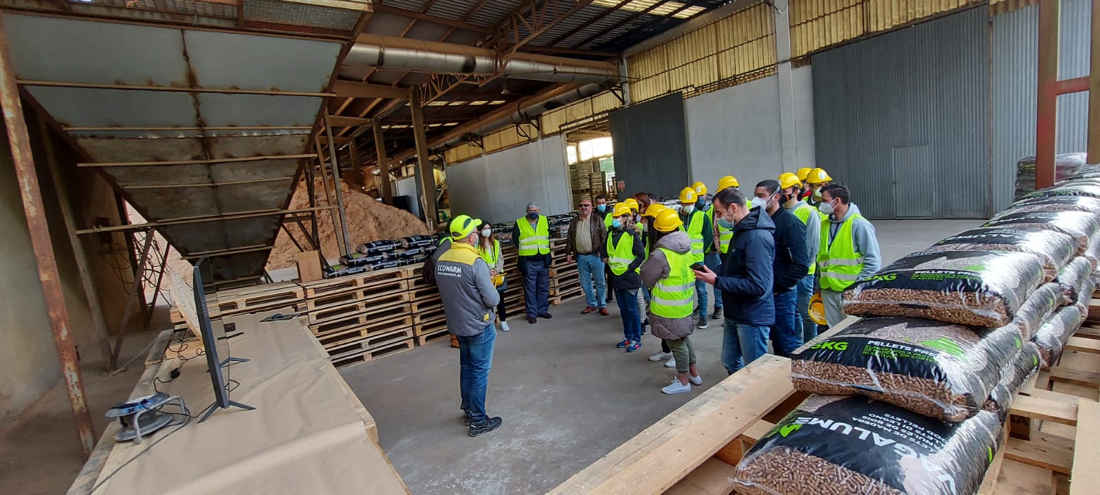 El director de la Agencia Gallega de la Industria Forestal (Genera), Ignacio Lema, acompañó al alumnado de la Escuela de Ingeniería Forestal de Pontevedra que visitó la empresa para conocer de cerca su proceso productivo.