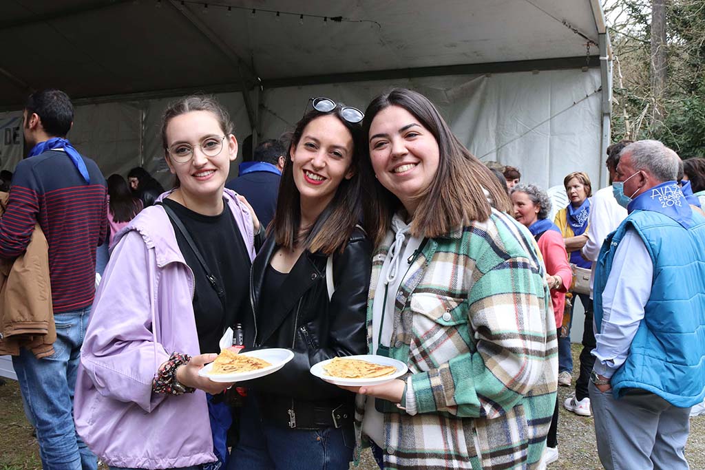 Collíanse na barra as merendas gratis e se pagaban as merendas para levar: 1 por 3 euros e 2 por 5 euros.