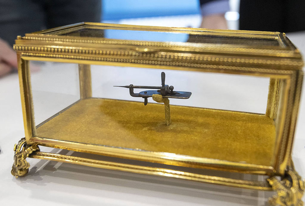 La pieza, una de las nueve que se conservan en todo el mundo, fue creada por Antony Van Leeuwenhoek, considerado hoy el padre de la microbiología.