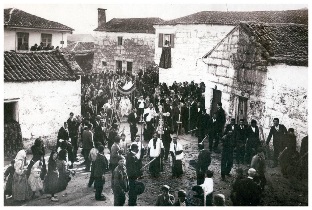 La tradicional procesión del Viático recorre las principales calles del que antiguamente era conocido como arrabal marinero de A Moureira, un barrio que se extendía extramuros por la zona de orillamar de la ciudad desde Santa María a San Roque.