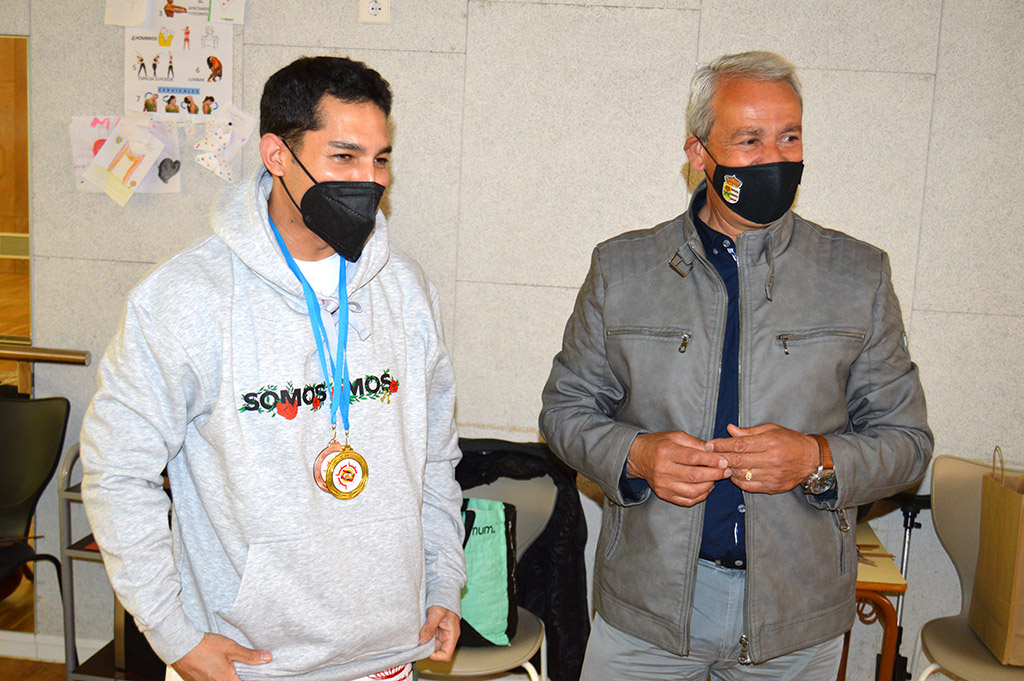 O concelleiro de Deportes mosense, José Areal, e o mosense Arturo Seminario Wunder, máis coñecido como 'Bambino' .