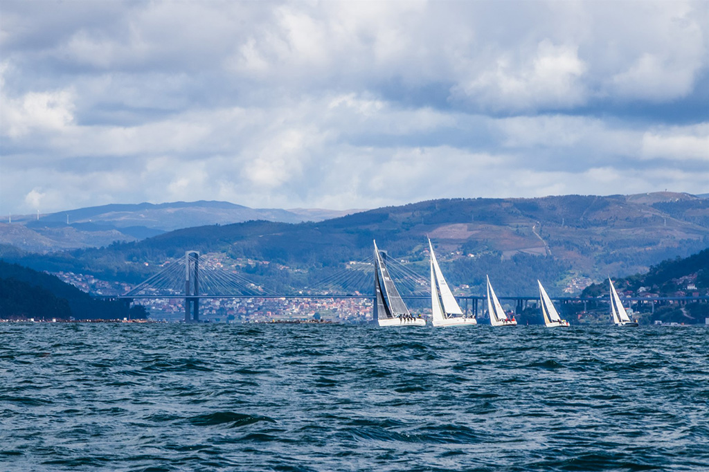 Parte de la flota con el puente de Rande al fondo. ©  ROSANA CALVO- MRCYB