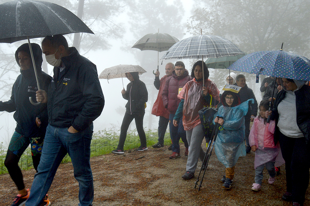 350 persoas inscribíronse e 250 participan hoxe en Mos na III Andaina Solidaria “En marcha contra o cancro”, a pesares das inclemencias meteorolóxicas, a forte choiva e a néboa.