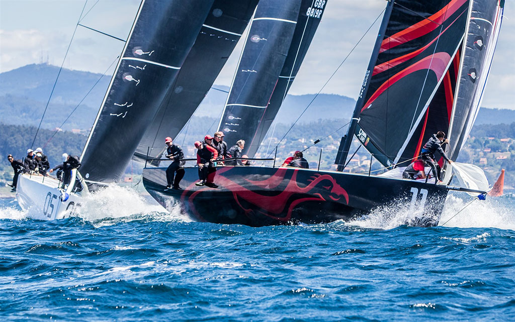 El Phoenix pasando el primero por boya - Foto ©  Rosana Calvo