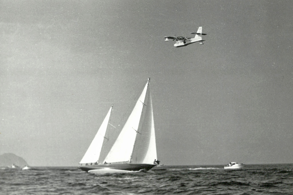 Jubilee III con hidroavion llegando a Baiona - Regata del Descubrimiento 1972. ARCHIVO TONY ROMÁN.