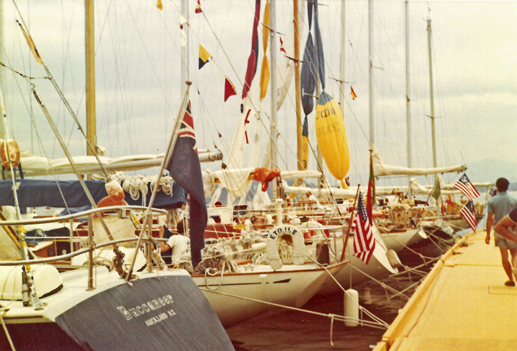 El Buccaneer, el Etoile y otros barcos tras su llegada a Baiona. ARCHIVO. TONY ROMÁN.