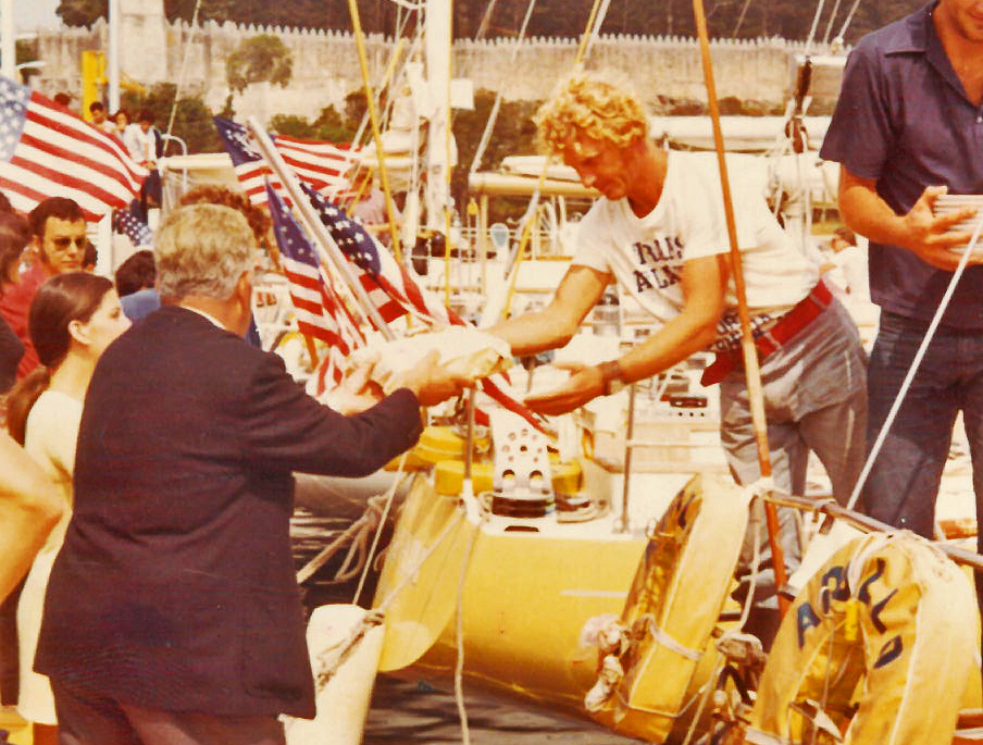 Regata del descubrimiento - Repartiendo recuerdos al Apollo (19 de julio de 1972).