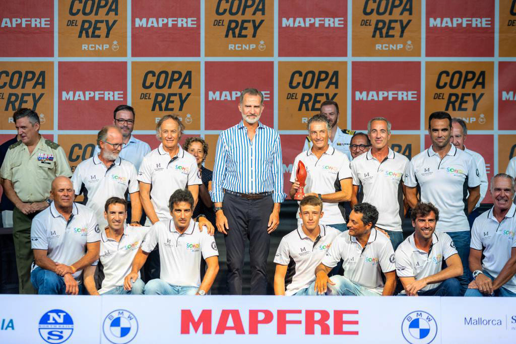 La tripulación del Teatro Soho Caixabank recibiendo su premio de la Copa del Rey - Foto Laura G Guerra