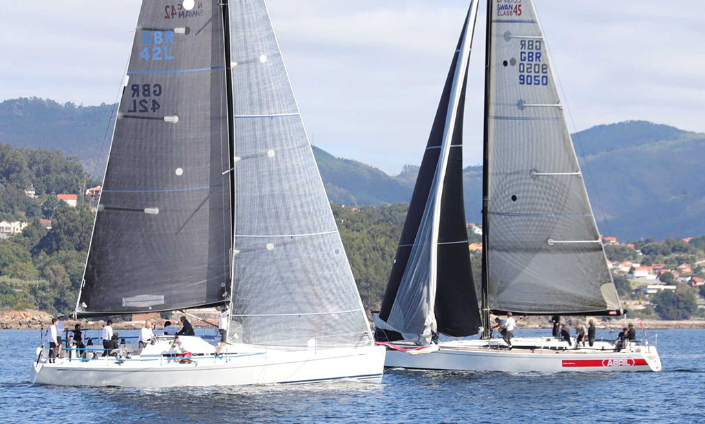 2022-10-02 Abril ya ha virado la baliza de desmarque y Magical inicia la maniobra (Foto Pedro Seoane)