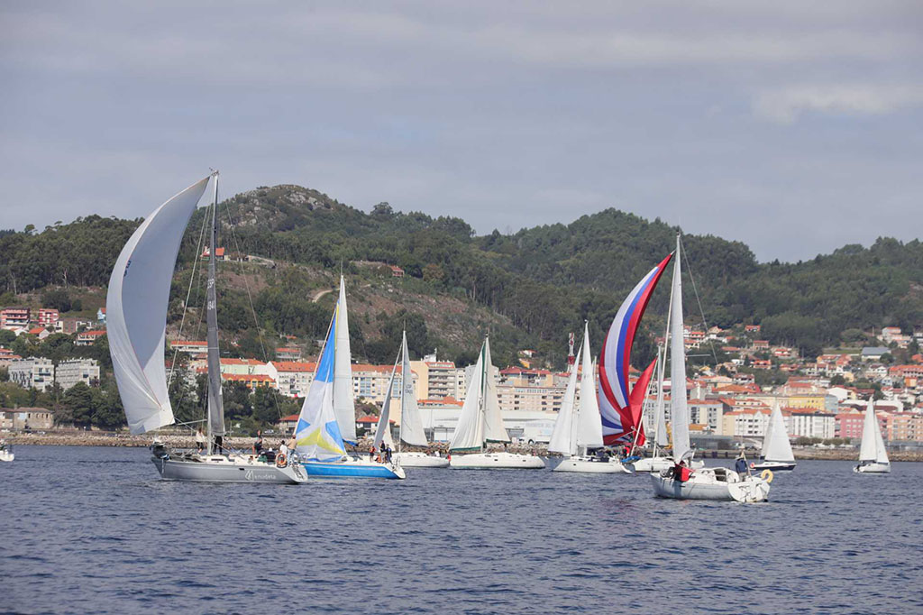 2022-10-02 Un grupo de cruceros frente a Cangas con Menudeta al frente de la flota (Foto Pedro Seoane)