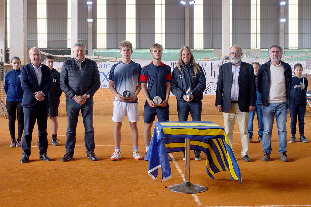 Maxim Mrva y Matthew Donald con las autoridades (medios)