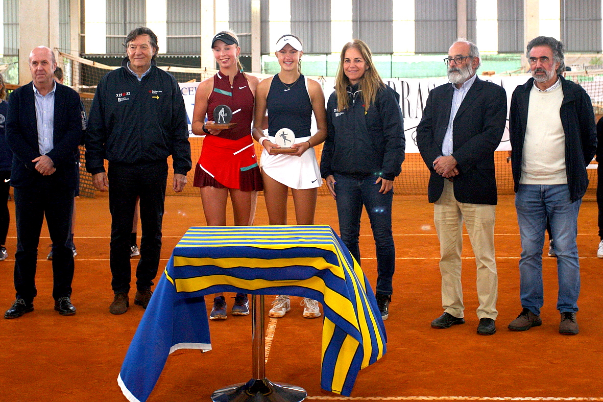 Vargova junto a Lete y Martínez y Jamrichova junto Sánchez Vicario, Henández y Mosquera.
