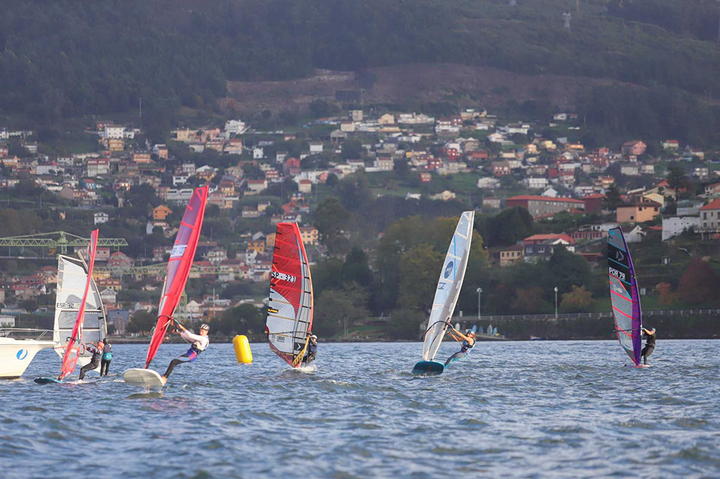 2022-10-29 El campeón portugués Vidreira a la derecha de la imagen, con la ETEA al fondo (Foto Pedro Seoane)