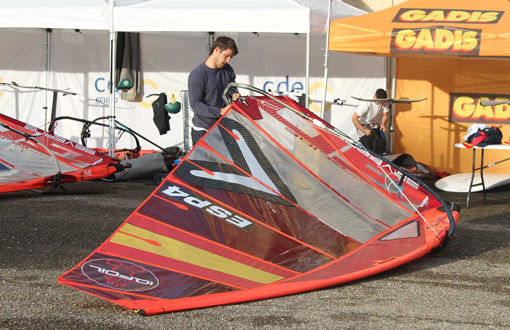 El preolímpico para Paris y campeón de España, Tomás Vieito, preparando su vela. PEDRO SEOANE.