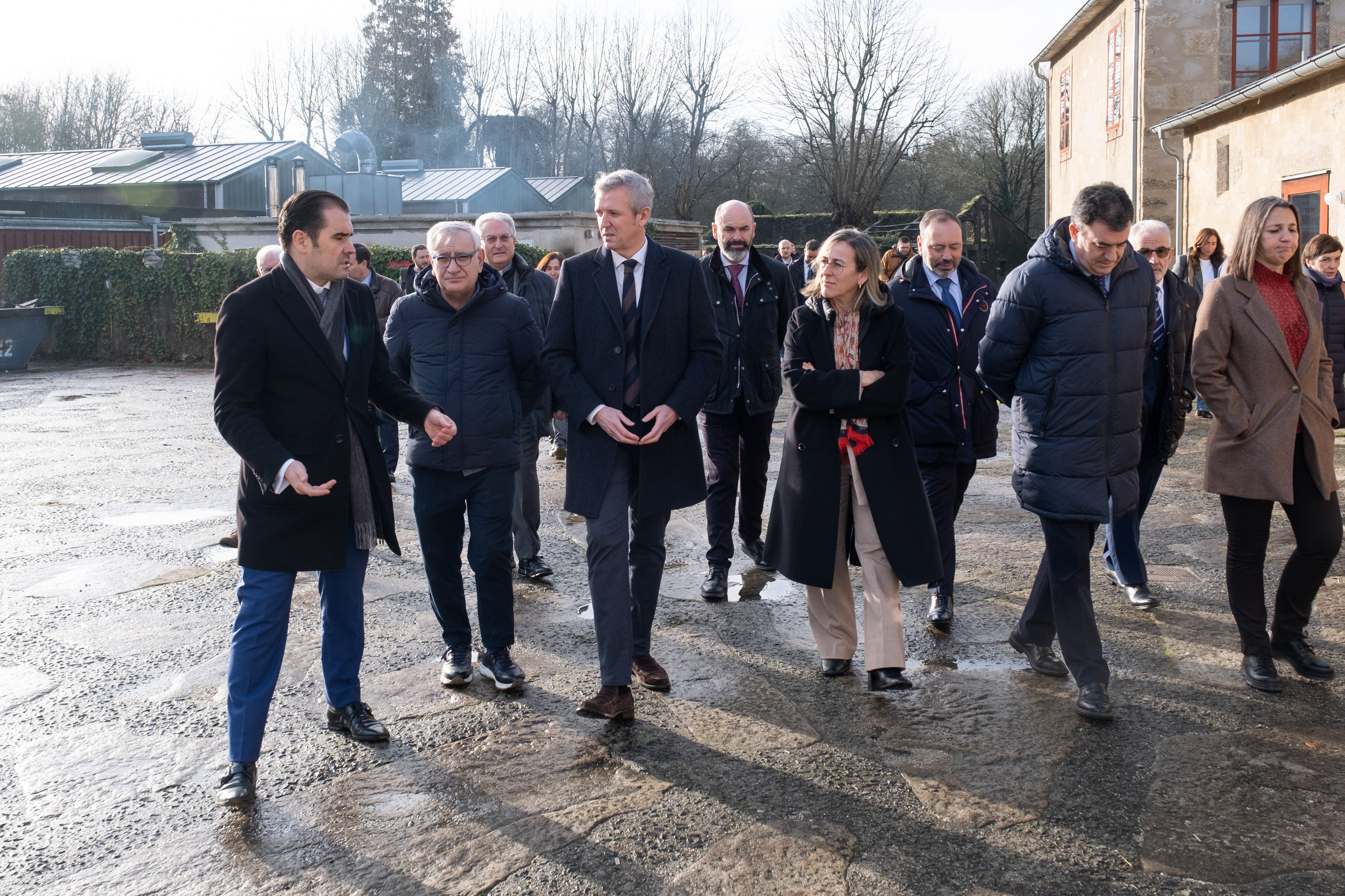 O presidente da Xunta, Alfonso Rueda, acompañado da conselleira de Infraestruturas e Mobilidade, Ethel Vázquez, e do conselleiro de Cultura, Educación, Formación Profesional e Universidades, Román Rodríguez, visita a Fundación Laboral da Construción e asina un protocolo con esta entidade e coa Fundación Catedral. Fundación Laboral da Construción, 11/01/23.