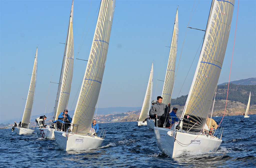 Llegada de parte de la flota a la boya de barlovento. JOSÉ RAMÓN LOURO.
