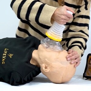 Impactante video en el que un desconocido salva la vida de un bebé  atragantado usando el dispositivo LifeVac - IES MEDICAL