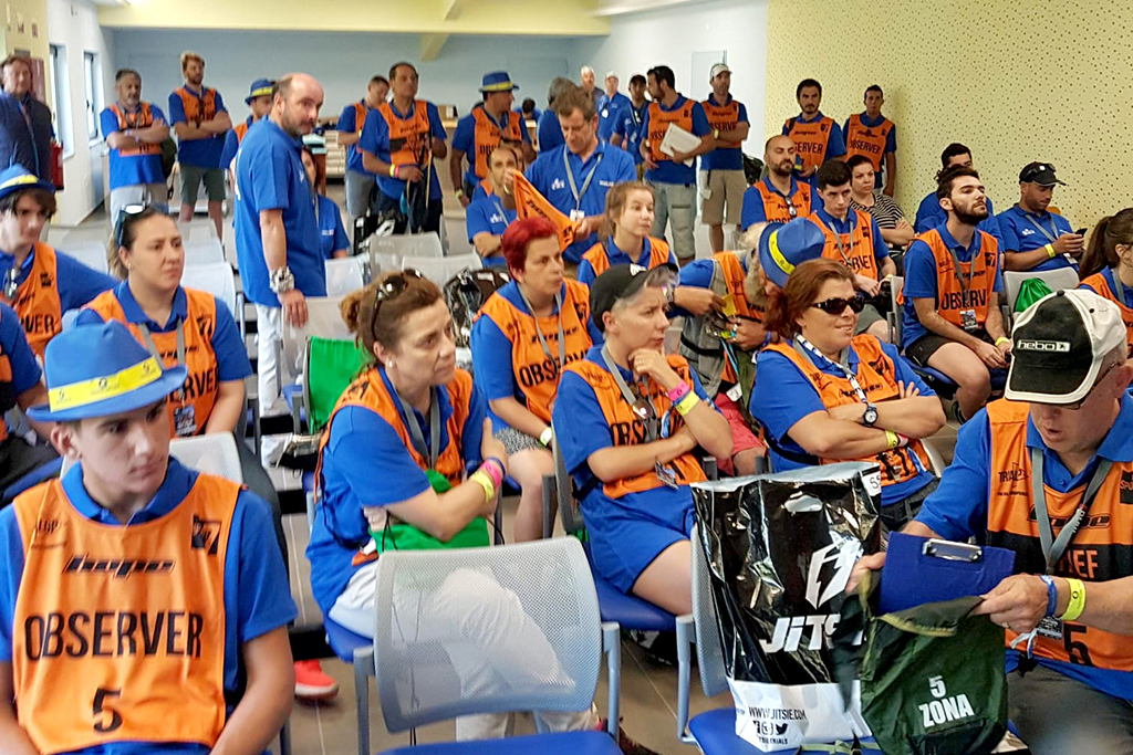 La Peña Moteros en el breafing previo a la carrera.