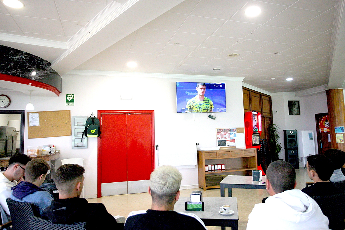 Observando a Carlos Alcaraz.