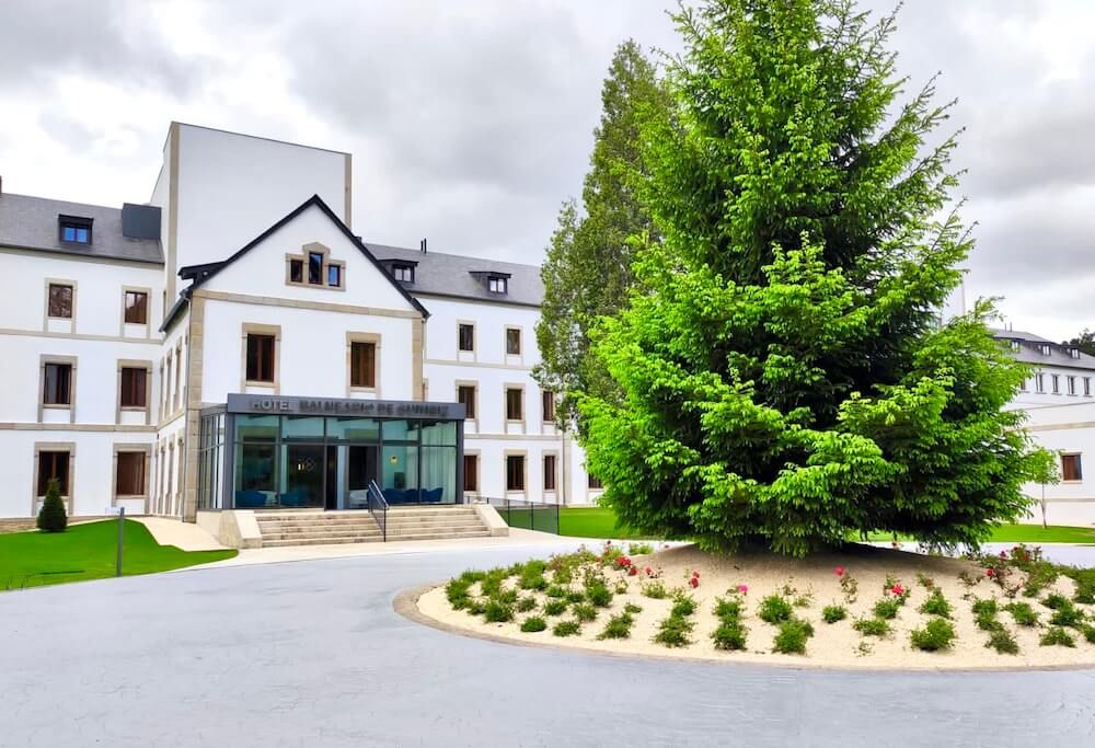 El complejo es un espacio para la salud y el bienestar, formado por un hotel de 4 estrellas con 103 habitaciones, un balneario, campo de golf de 9 hoyos, cafetería y restaurante.