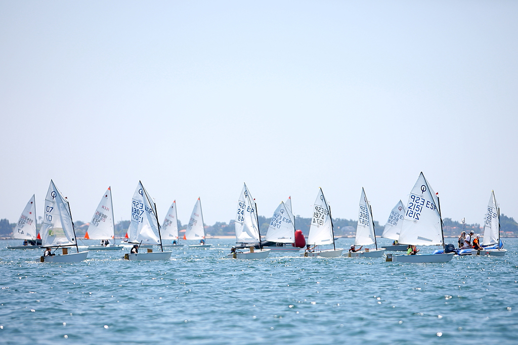 La flota de Optimist durante la primera jornada. © JUAN CABALLERO.