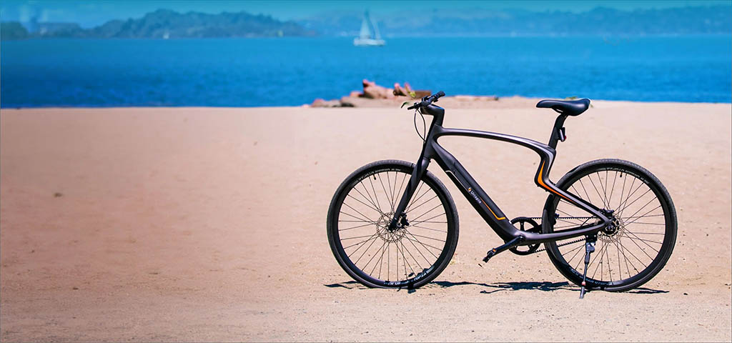 Incorporan tecnoloxía de última xeración como control de voz, GPS e desbloqueo mediante pegada dixital para facilitar o traxecto e a seguridade dos usuarios. Están fabricadas integramente con fibra de carbono e ofrecen unha autonomía de ata 130 quilómetros.