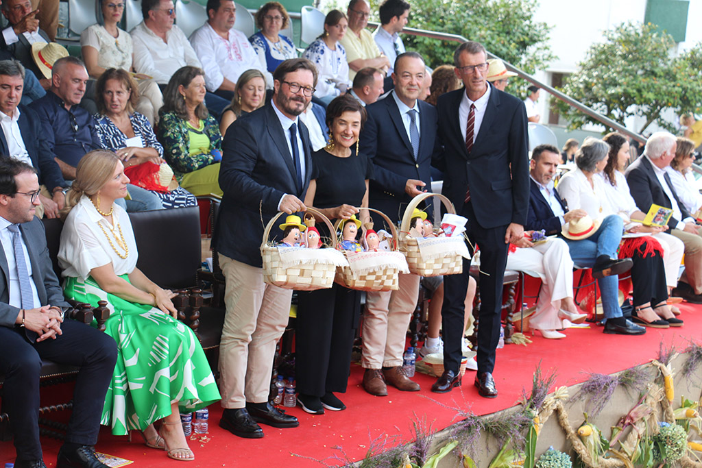 Vasco Ferrás con la Ministra de Agricultura, Maria do Céu Antunes, el presidente de la Asalblea y el Concejal de Feiras Novas.