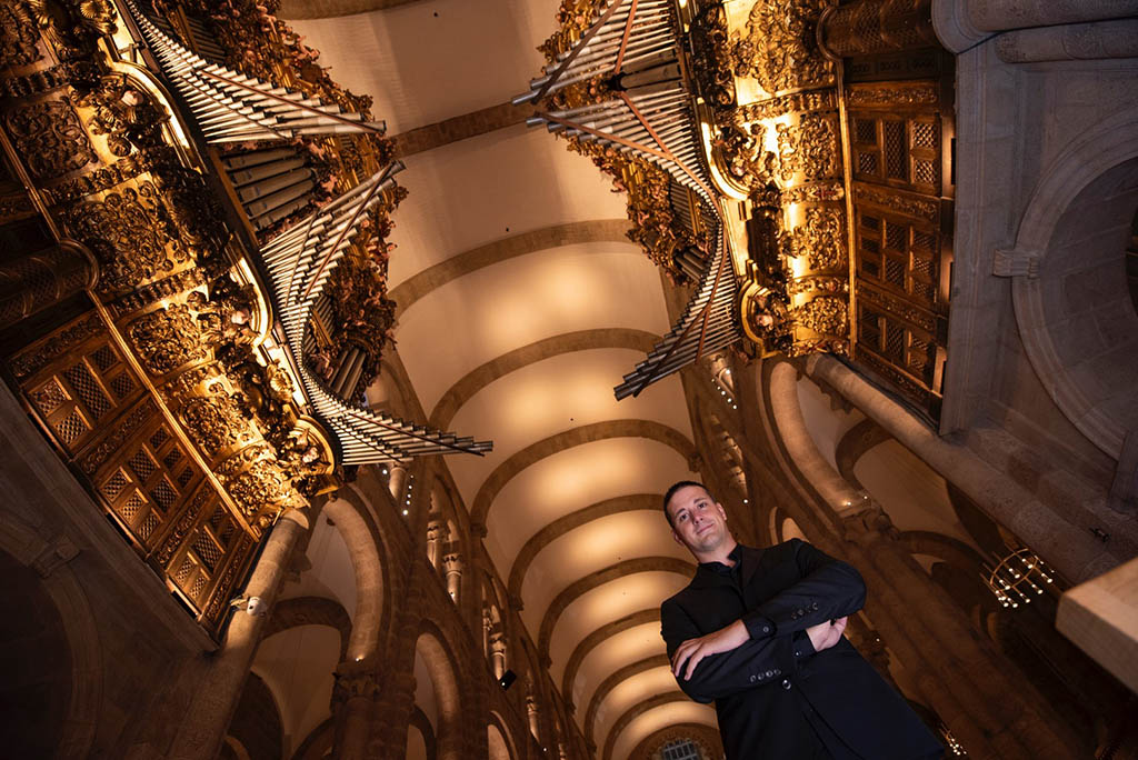 La Iglesia de San Martiño Pinario acogerá el viernes a actuación gratuita de la pianista Mine Kawakami que estará acompañada con los cuántos budistas de Hendo Okamura.