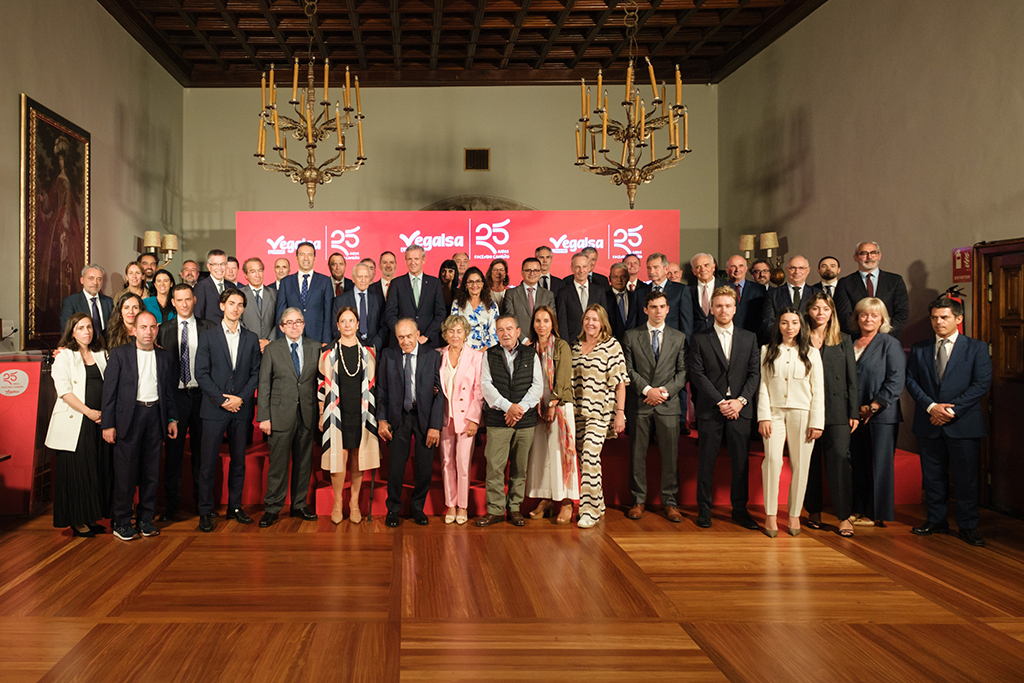 O titular do Goberno galego, Alfonso Rueda, acompañado dos conselleiros do Medio Rural e do Mar, José González e Alfonso Villar, respecitavamente, participa na clausura da xornada do XXV aniversario da alianza Vegalsa-Eroski. Hostal dos Reis Católicos.