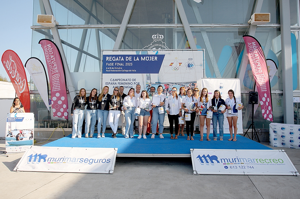 Foto de familia de las tres primeras tripulaciones clasificadas. © RFGV.