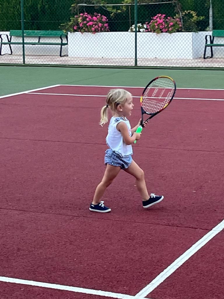 Su nieta, Carlota Carlota, cumple 3 años y ya muestra maneras y le gusta el tenis.