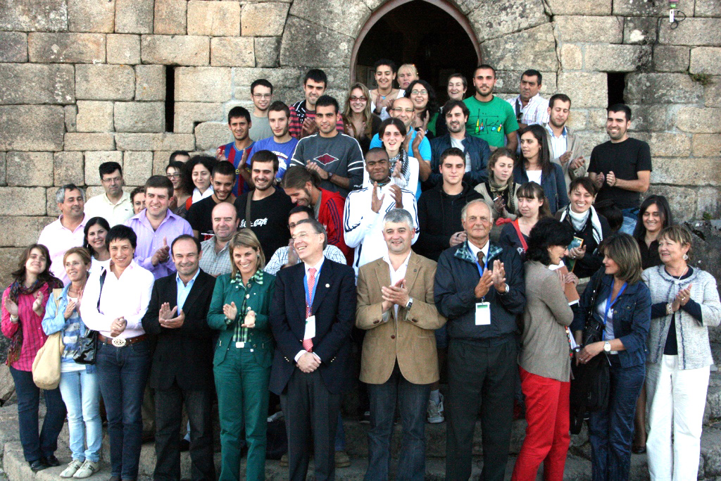 Foto de familia de autoridades, relatores e asistentes no XLI Curso de Saúde Ambiental celebrado no Castelo do Sobroso (Ponteareas, 2009).