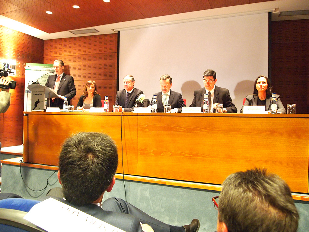 Mesa presidencial acto inaugural do LII Curso de Saúde Ambiental - IV Congreso Galego de Medio Ambiente & Saúde (Vigo, 6-10 Maio 2013), no que participaron (de esquerda a dereita): Francisco Peña (director do congreso), María Jesús Lago Rey (en representación do Concello de Vigo), Agustín Hernández (conselleiro de Medio Ambiente, Territorio e Infraestruturas da Xunta de Galicia), José Ignacio López-Chavez Castro, presidente da Autoridade Portuaria de Vigo, e José Bravo Bosch, delegada Territorial en Vigo da Xunta de Galicia; celebrado no Centro de Visitantes Cambón do Parque Nacional Marítimo-Terrestre das Illas Atlánticas.