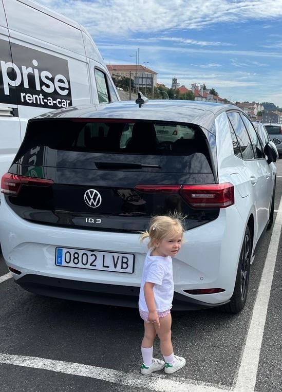 Carlota, desde que nació está habituada a viajar en el ID.3 de su abuelo Francisco