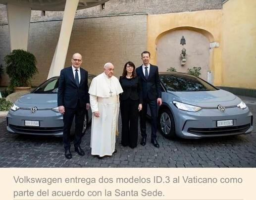 El papa Francisco con directivos de VW, rodeados de dos coches eléctricos VW-ID.3 Pro