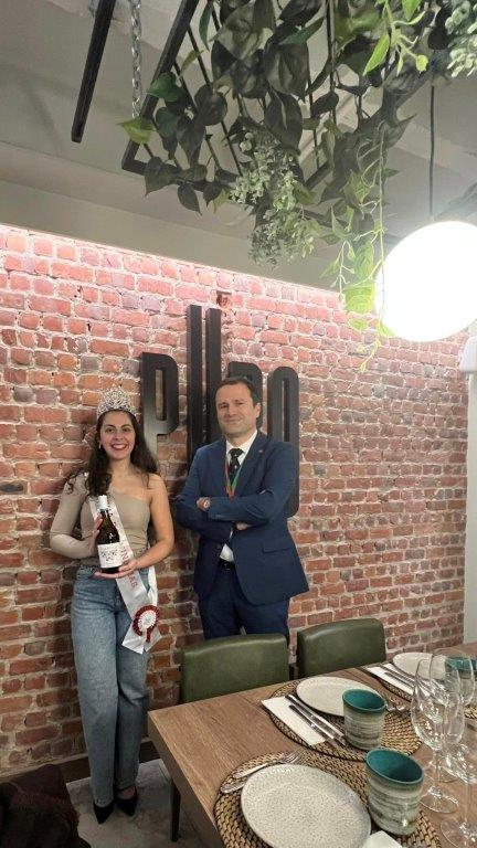 Rainha segura o - Vianna - com o Administrador Europeu de Investigação