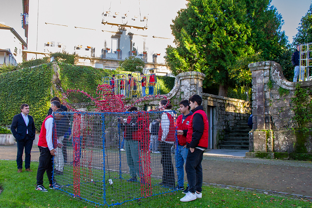 Os trabalhos começam em finais de setembro, com o levantamento das necessidades, a fase seguinte inclui aquisição de materiais e o desenho das figuras. Nos meses seguintes na oficina de eletricidade constroem as peças, que este mês instalaram nos jardins do Paço do Marquês e dos Paços do Concelho, ocupando uma área de 12 000m2.