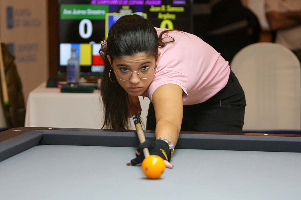 Estreno en competición de la única representante femenina, la balear Ana Juárez, con 19 años la más joven de la cita billarista.