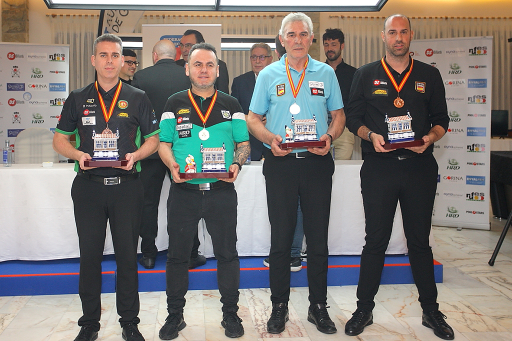 Morales de verde y Legazpi de azul.