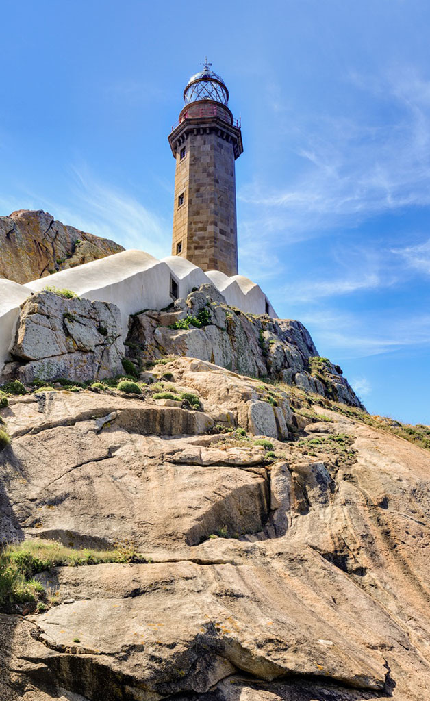 Faro de Cabo Vilán, emergiendo del escarpado terreno. Camariñas.