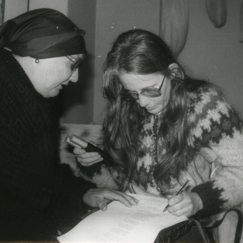 Dorothé Schubarth e Esclavitud durante unha recolla na Agrela, Parada (Ordes). Foto: Arquivo de Dorothé Schubarth. Museo do Pobo Galego: Arquivo do Patrimonio Oral da Identidade (APOI).