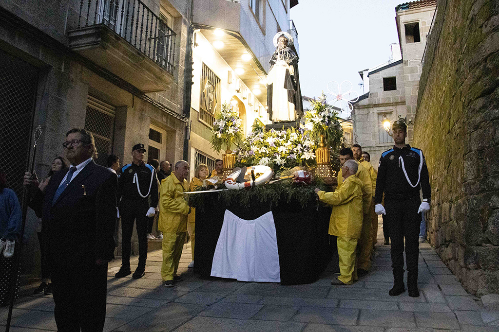 Procesión con la imagen de san Telmo por las calles de la ciudad de Tui