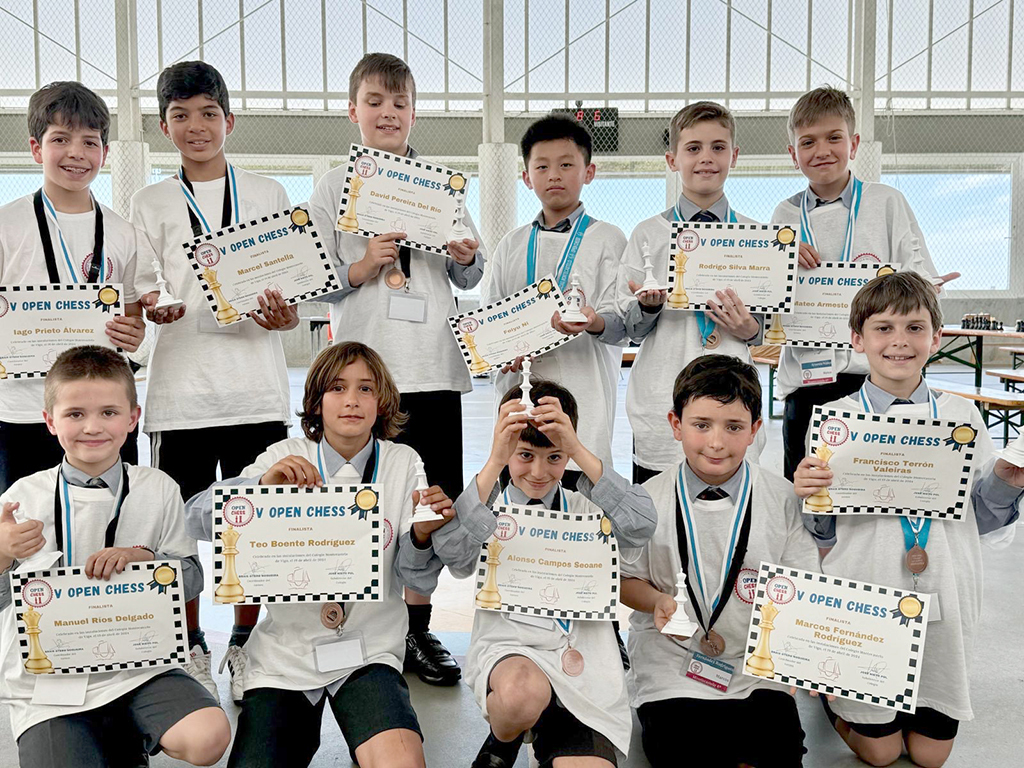 Alumnos de Primaria con sus diplomas.
