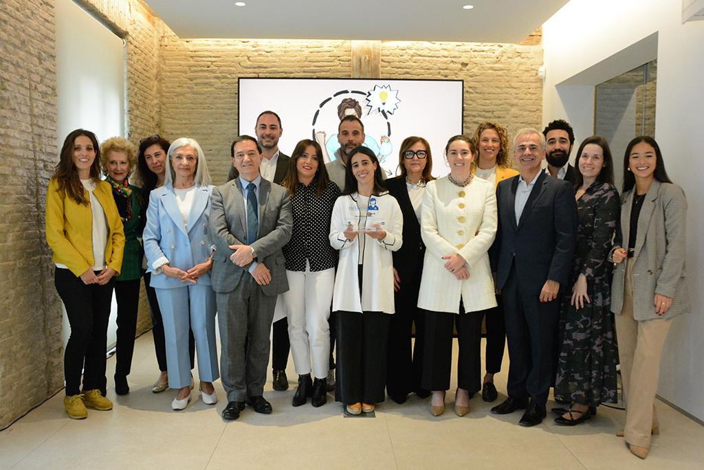 ganadora__finalistas_y_equipo_de_la_beca_1