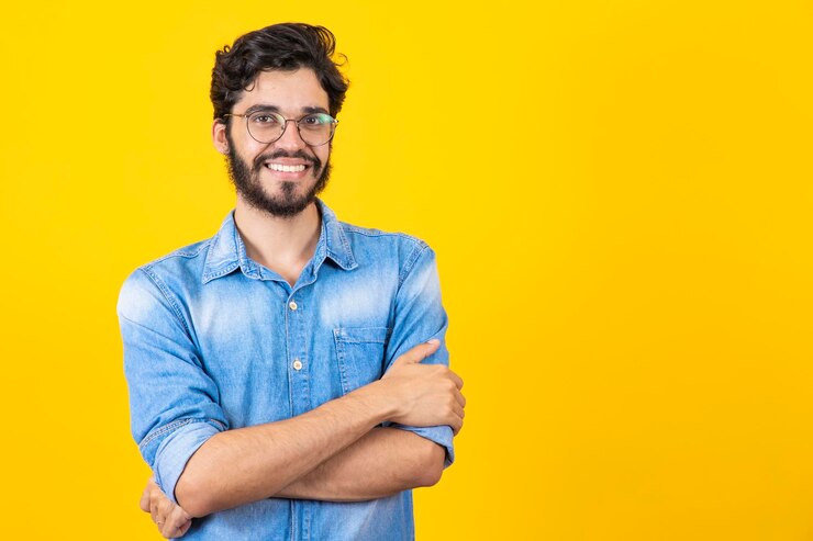 chico-guapo-joven-anteojos-recetados-publicidad-optica_432566-12430