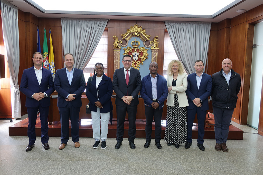 O Presidente da Câmara Municipal de Esposende, Benjamim Pereira, recebeu a visita do seu homólogo de São Domingos, Isaías Almeida Varela e de Inês do Rosário Gonçalves, vereadora daquele município.