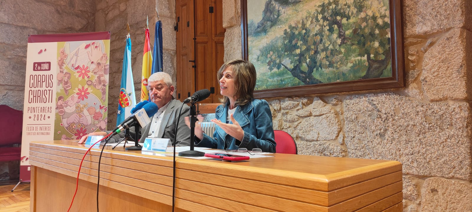 A alcaldesa ponteareana, Nava Castro, e o concelleiro de Cultura, Juan Carlos González Carrera.