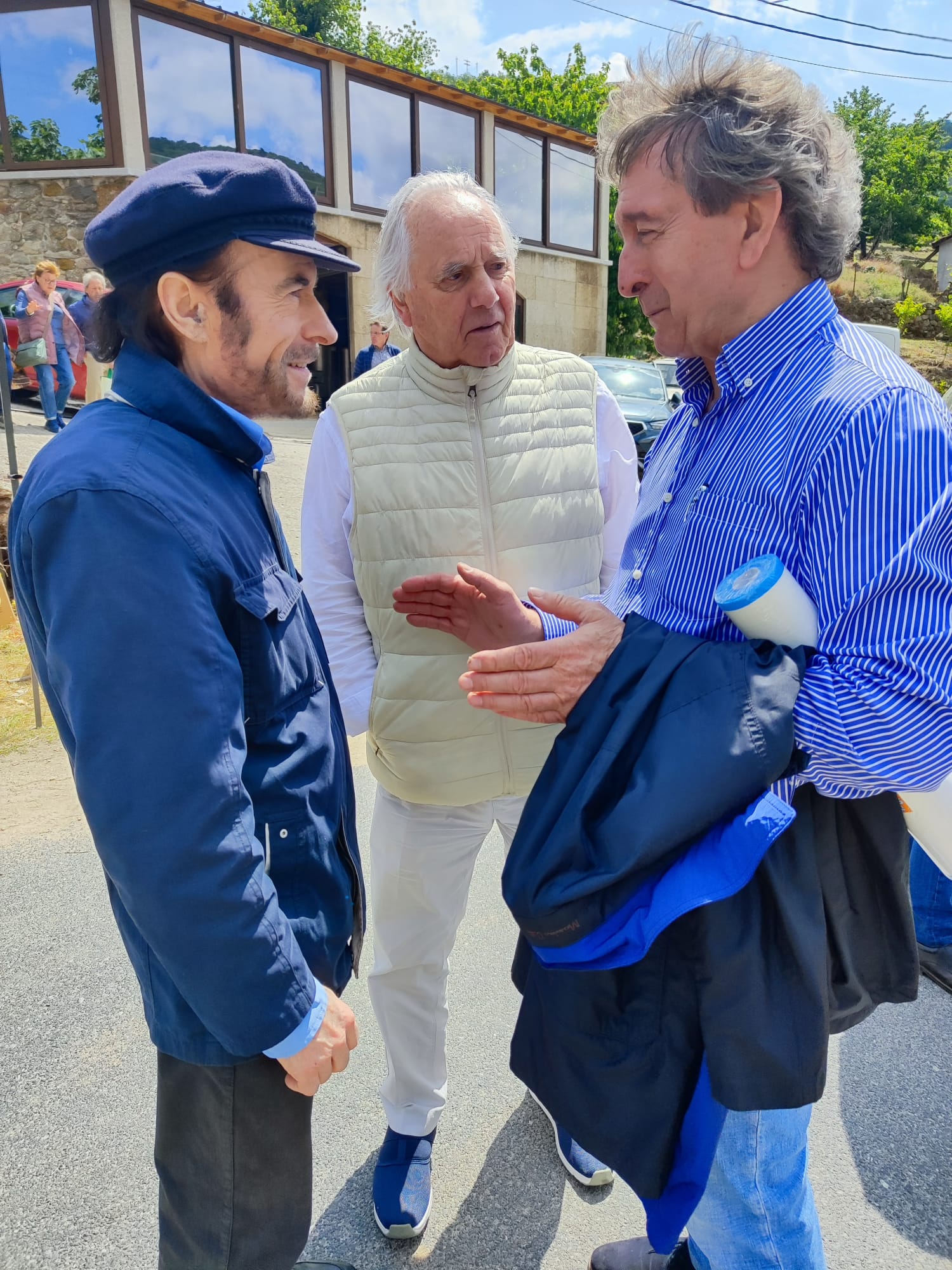 Os artistas Diego de Giráldez de A Cañiza e Manuel Ruibal, de Pontevedra con Eusebio Prado, da Adega de Fontao.