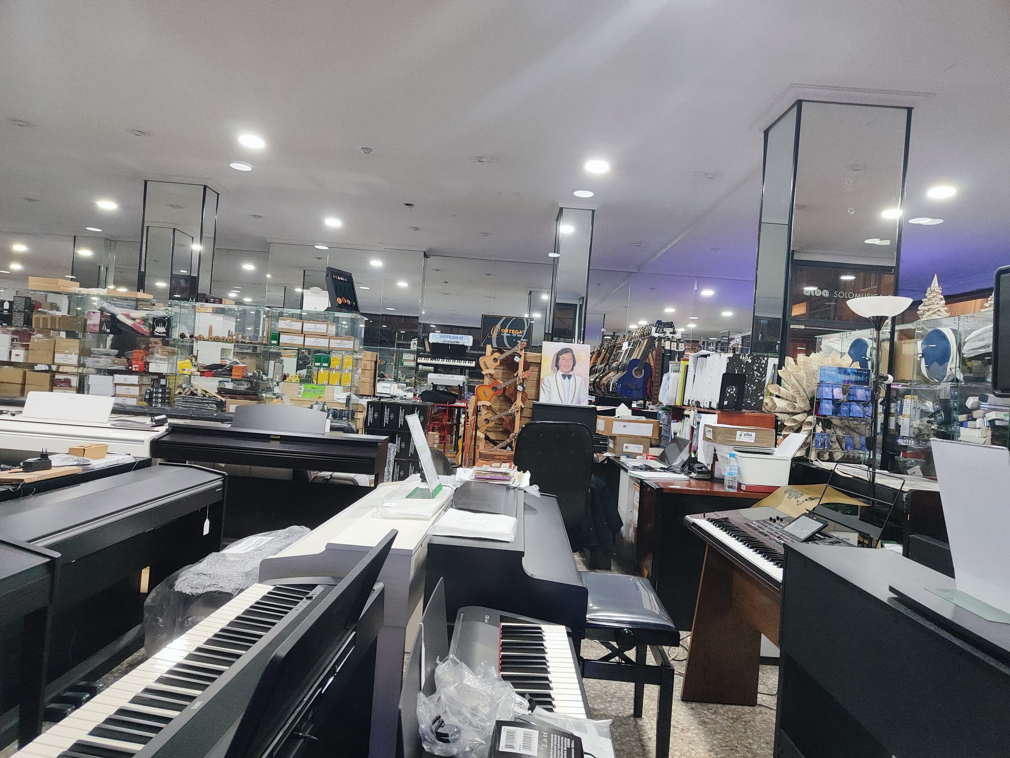 Aladino en su establecimiento de AlbaSolomúsica.